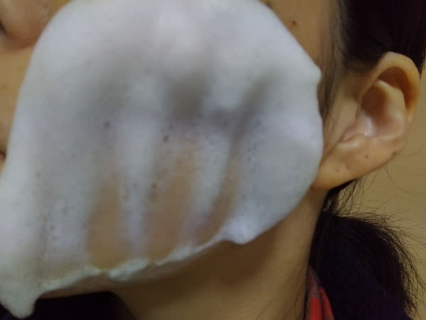 敏感・乾燥肌スキンピールバーAHAマイルドで顔を洗う