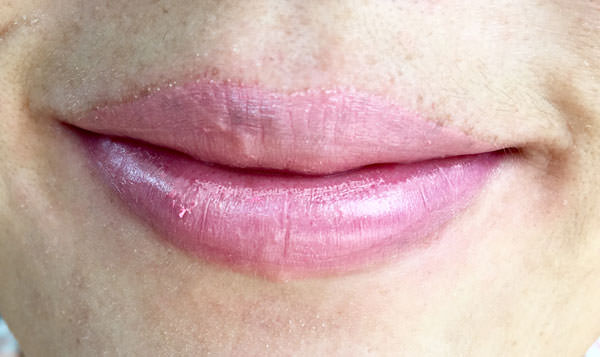 リンメル マシュマロルック リップスティック 003 ピンクベージュを塗った唇