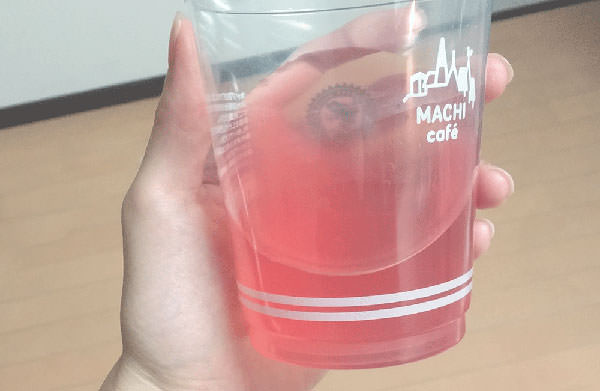 濃いピンク色のアボガド種茶