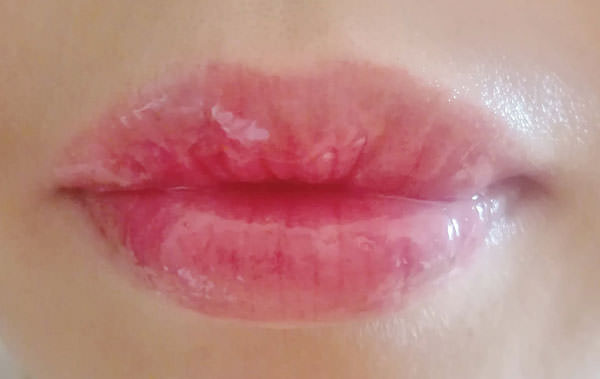エクセル リップケアオイル「ルビーレッド」を塗った唇