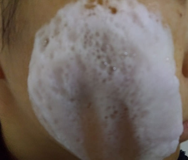 脂性・ニキビケア スキンピールバーティートゥリーで顔を洗う