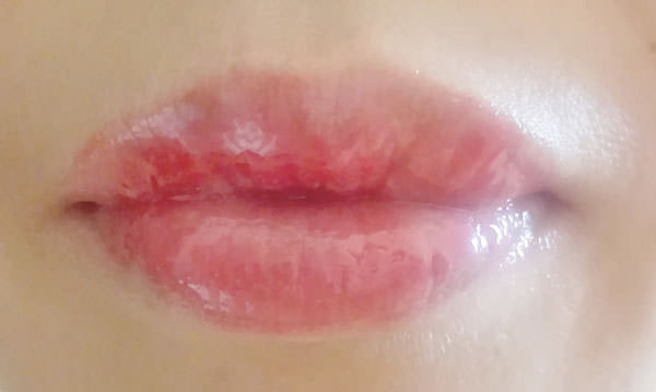 エクセル リップケアオイル「チェリーピンク」を塗った唇