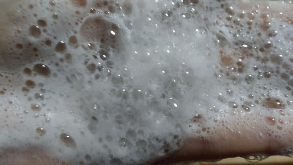 透白ケアスキンピールバーハイドロキノ―ルの泡