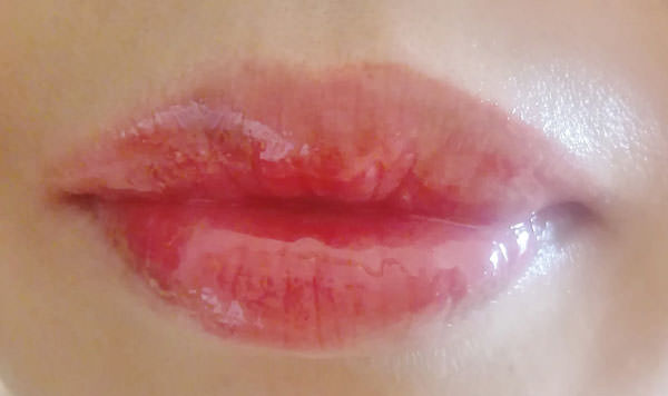 エクセル リップケアオイル「トマトレッド」を塗った唇