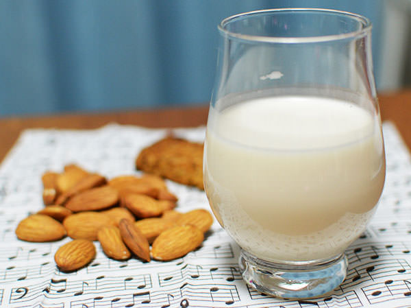 アーモンドミルクの作り方 簡単レシピ 効果も解説 女子リキ